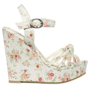 Adorable floral wedges! 🌸
